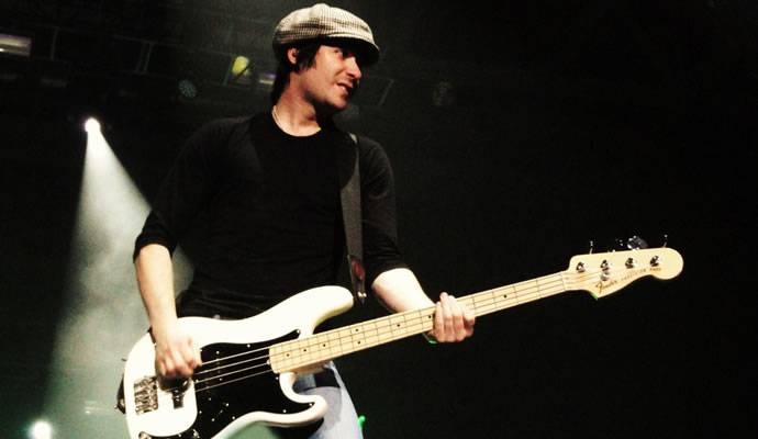 (29/08/1980) Nació David Desrosiers de Simple Plan.