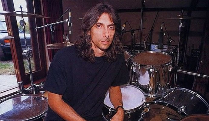 (06/09/1961) Nació Scott Travis de Judas Priest.