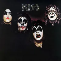 El 18 de febrero de 1974 Kiss presentó su primer disco