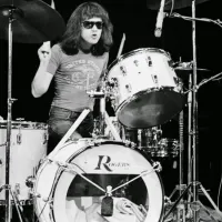 El 11 de julio de 2014 murió Tommy Ramone de Ramones