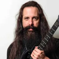 El 12 de julio de 1967 nació John Petrucci de Dream Theater