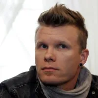 En 1979 nació Aki Hakala en Finlandia, es el baterista de The Rasmus.