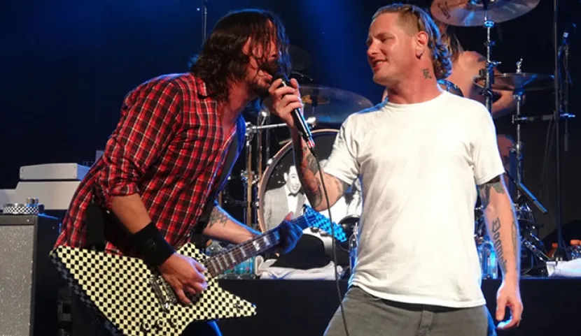 Corey Taylor en tarima junto a Dave Grohl Teenage Time Killer lanzara su primer disco en 2015