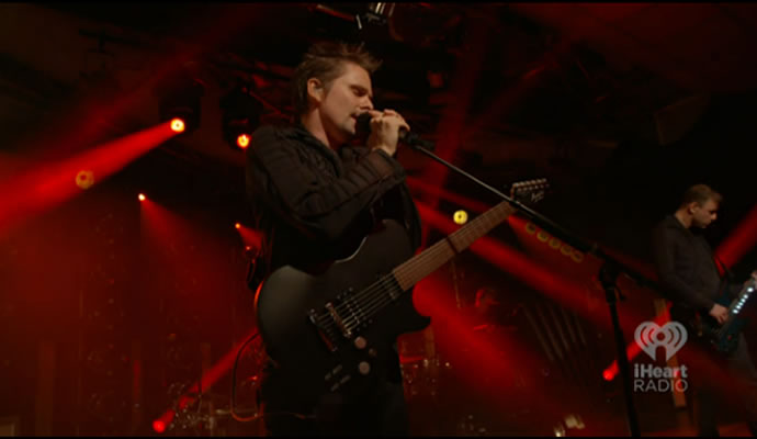 Muse presentó "Drones" en fiesta transmitida por internet Muse presentó "Drones" en fiesta transmitida por internet