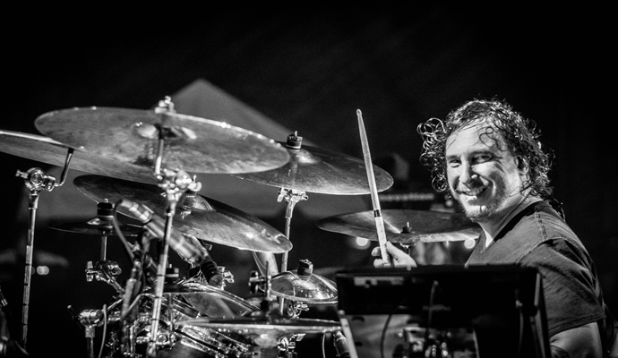 El 27 de julio de 1973 nació Abe Cunningham de Deftones