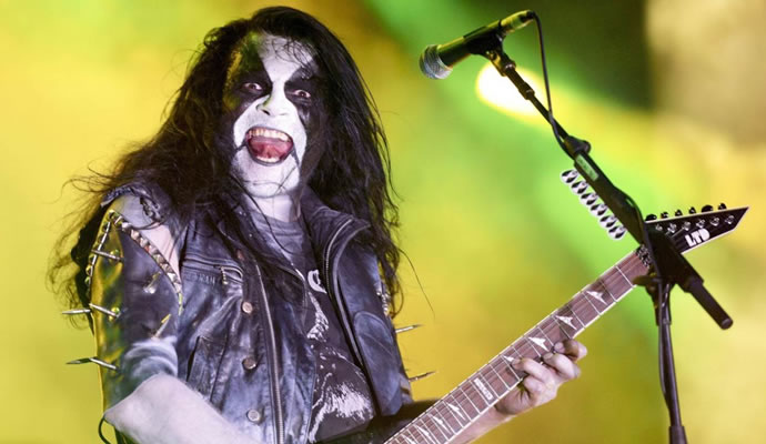 Abbath con su maquillaje característico y guitarra rockera