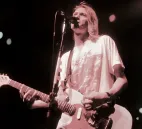 Kurt Cobain durante su último concierto el 1 de marzo de 1994