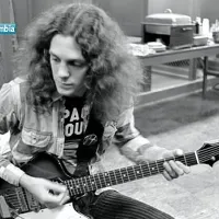 El 1 de enero de 1990 murió Allen Collins guitarrista de Lynyrd Skynyrd a causa de una neumonía. El 1 de enero de 1990 murió Allen Collins guitarrista de Lynyrd Skynyrd a causa de una neumonía.