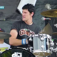 El 5 de febrero nació Adam Carson baterista de la banda AFI (A fire Inside). El 5 de febrero nació Adam Carson baterista de la banda AFI (A fire Inside).