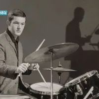 El 9 de febrero de 1940 nació Brian Bennett, músico británico, de la banda The Shadows. El 9 de febrero de 1940 nació Brian Bennett, músico británico, de la banda The Shadows.