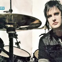 El 9 de febrero de 1981 nació James Owen Sullivan, ex-baterista estadounidense de la banda Avenged Sevenfold. Falleció en el año 2009. El 9 de febrero de 1981 nació James Owen Sullivan, ex-baterista estadounidense de la banda Avenged Sevenfold. Falleció en el año 2009.