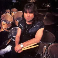 El 5 de abril de 1998 murió el baterista Cozy Powell El 5 de abril de 1998 murió el baterista Cozy Powell