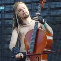 En 1978 nació Perttu Kivilaakso, violinchelista de Apocalyptica. En 1978 nació Perttu Kivilaakso, violinchelista de Apocalyptica.