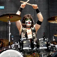 En 1958 nació Eric Singer de Kiss. En 1958 nació Eric Singer de Kiss.