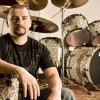 El 15 de julio de 1973 nació John Dolmayan de System of a Down El 15 de julio de 1973 nació John Dolmayan de System of a Down