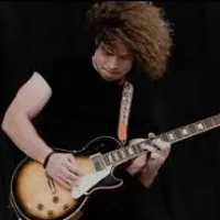 El 15 de julio de 1977 nació Ray Toro de My Chemical Romance