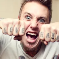 El 28 de julio de 1976 nació Jacoby Shaddix de Papa Roach