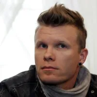 En 1979 nació Aki Hakala en Finlandia, es el baterista de The Rasmus. En 1979 nació Aki Hakala en Finlandia, es el baterista de The Rasmus.