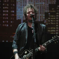 En 1973 nació Jason White quién hizo parte de Green Day