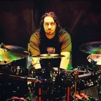 En 1972 nació Raymond Herrera de Fear Factory En 1972 nació Raymond Herrera de Fear Factory