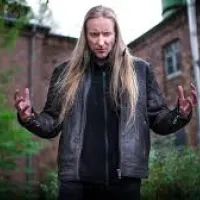 En 1977 nació en Finlandia Jari Mäenpää de Wintersun En 1977 nació en Finlandia Jari Mäenpää de Wintersun