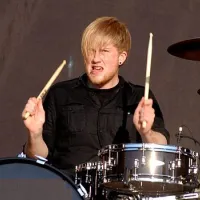 En 1979 nació Bob Bryar de My Chemical Romance En 1979 nació Bob Bryar de My Chemical Romance