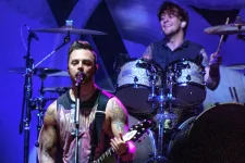 Matt Tuck y Michael Thomas de Bullet For My Valentine en su concierto en Bogotá