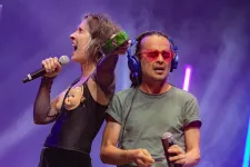 Andrea Echeverry de Aterciopelados junto a Edson Velandia en el cierre de Altavoz Fest 2020