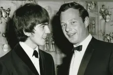 George Harrison y Brian Epstein, manager de The Beatles