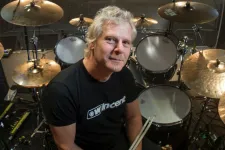Simon Dawson es el nuevo baterista de Iron Maiden