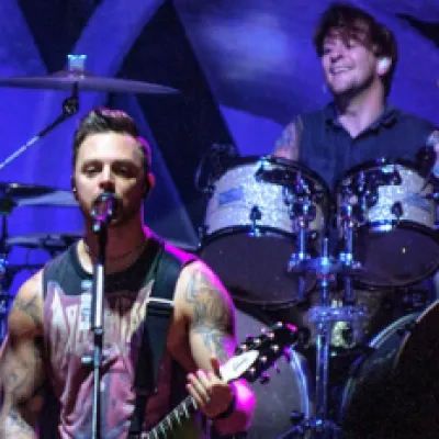 Matt Tuck y Michael Thomas de Bullet For My Valentine en su concierto en Bogotá