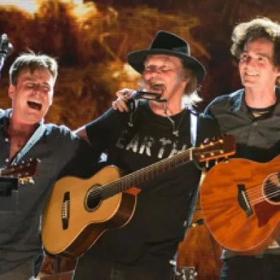 Lukas y Micah Nelson junto a Neil Young en la grabación de "Monsanto Years"