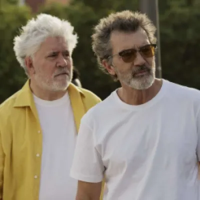 Perdo Almodovar junto a Antonio Banderas en Dolor y Gloria