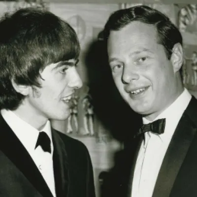 George Harrison y Brian Epstein, manager de The Beatles