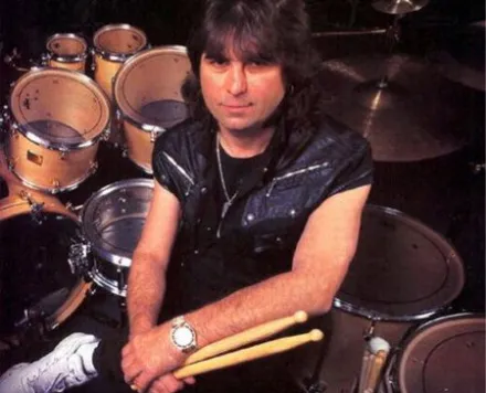 El 5 de abril de 1998 murió el baterista Cozy Powell