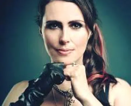 El 12 de julio de 1974 nació Sharon Den Adel de Within Temptation