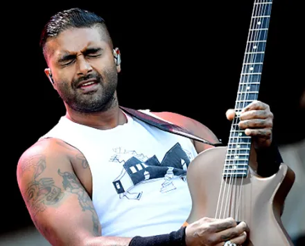 El 26 de julio de 1980 nació Dave Baksh de Sum 41