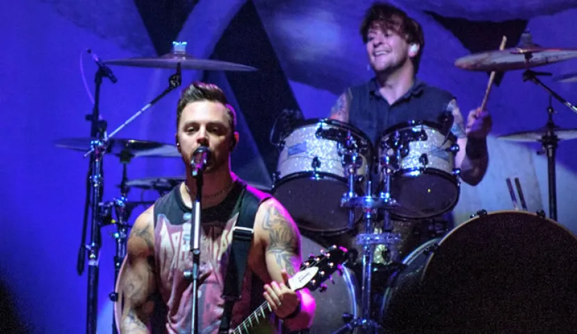 Matt Tuck y Michael Thomas de Bullet For My Valentine en su concierto en Bogotá