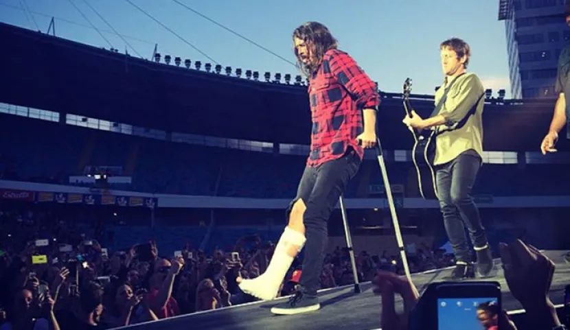 Dave Grohl con su pierna rota en el concierto en Suecia el 12 de junio Dave Grohl con su pierna rota en el concierto en Suecia el 12 de junio