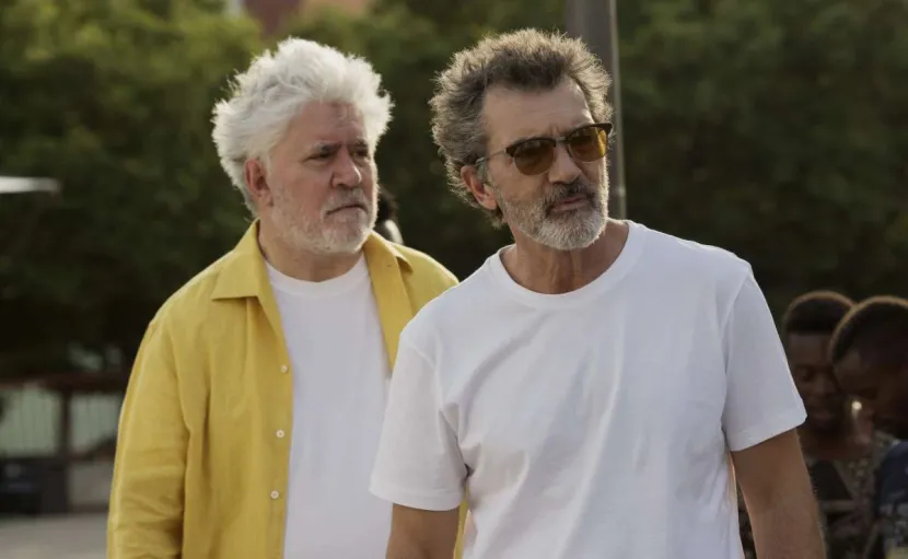 Perdo Almodovar junto a Antonio Banderas en Dolor y Gloria