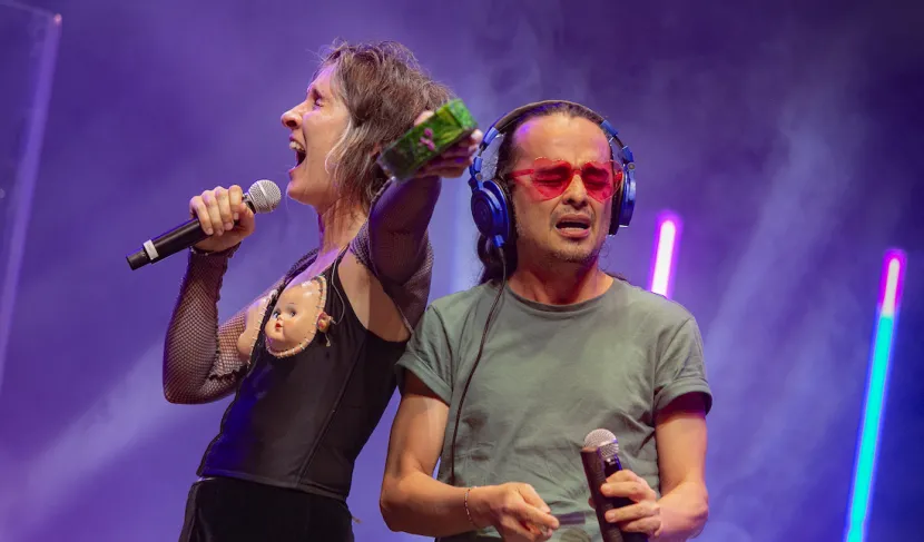 Andrea Echeverry de Aterciopelados junto a Edson Velandia en el cierre de Altavoz Fest 2020 Andrea Echeverry de Aterciopelados junto a Edson Velandia en el cierre de Altavoz Fest 2020