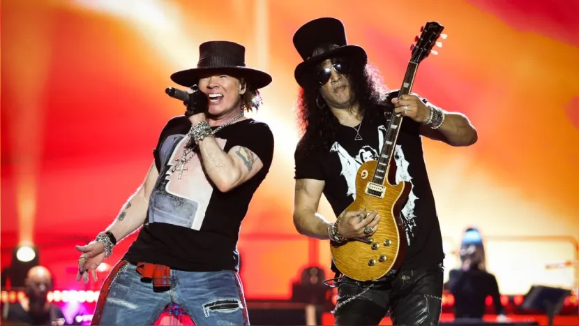 Axl Rose y Slash durante su show en vivo