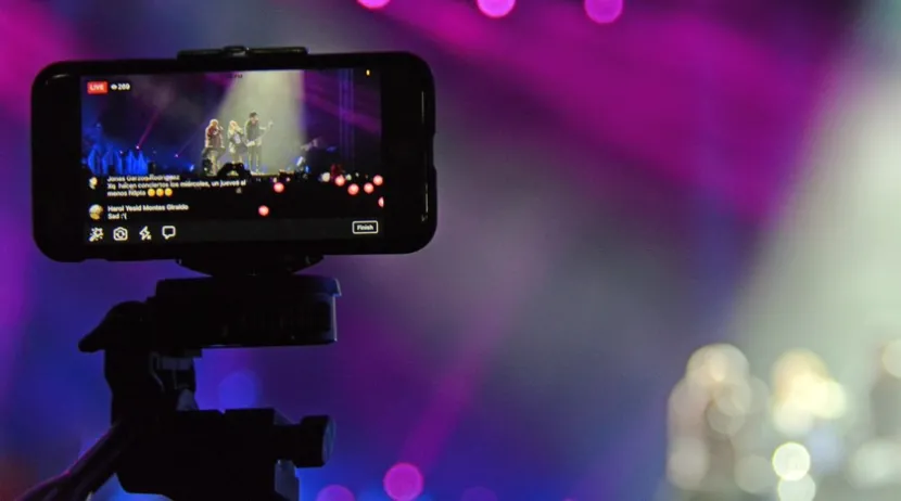 Durante los conciertos ha incrementado el uso de dispositivos móviles IPhone 7 en un concierto. Foto: Felipe Rocha
