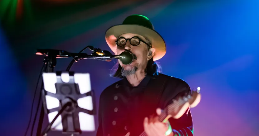Les Claypool de Primus en vivo. Les Claypool de Primus en vivo.