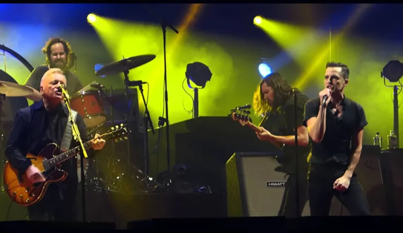 Bernard Sumner junto a The Killers en Manchester Bernard Sumner junto a The Killers en Manchester