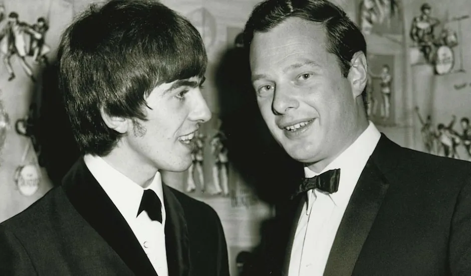 George Harrison y Brian Epstein, manager de The Beatles