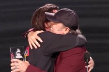 Lars Ulrich hace homenaje a Juanes en los Latin Grammy